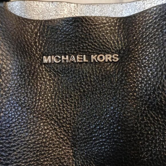 Michael Kors Mae Soft Leather Carryall Reversible Tote in black - Picture 2 of 8